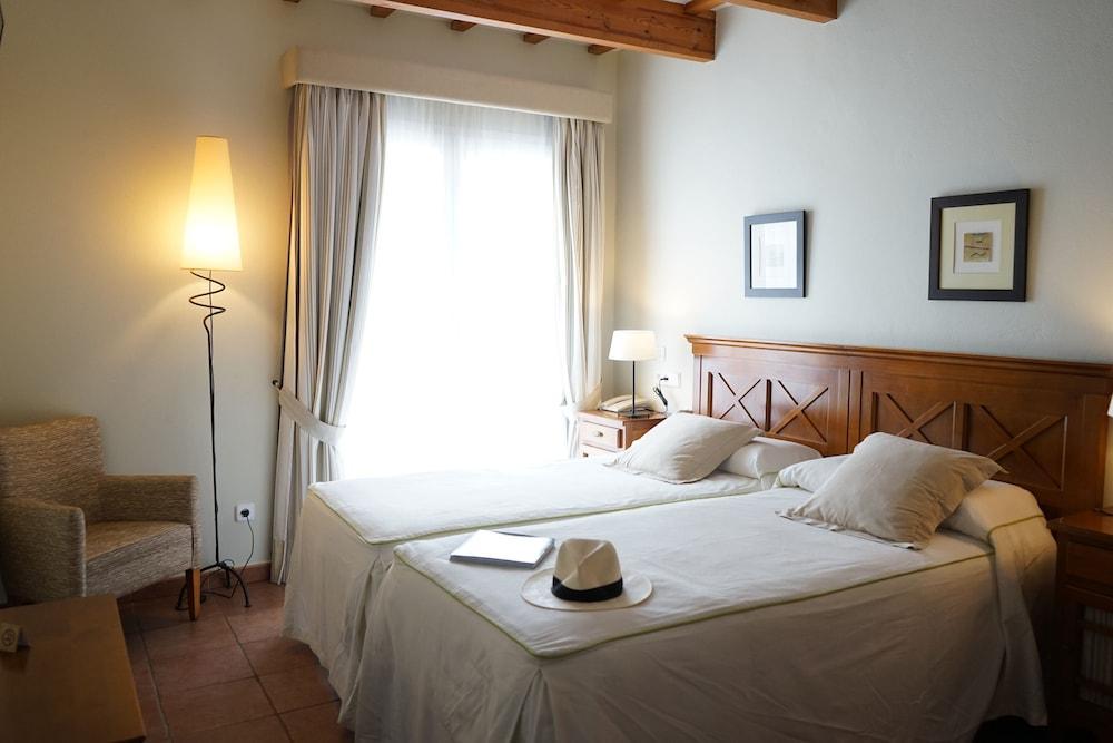 Hotel Es Mercadal Εξωτερικό φωτογραφία